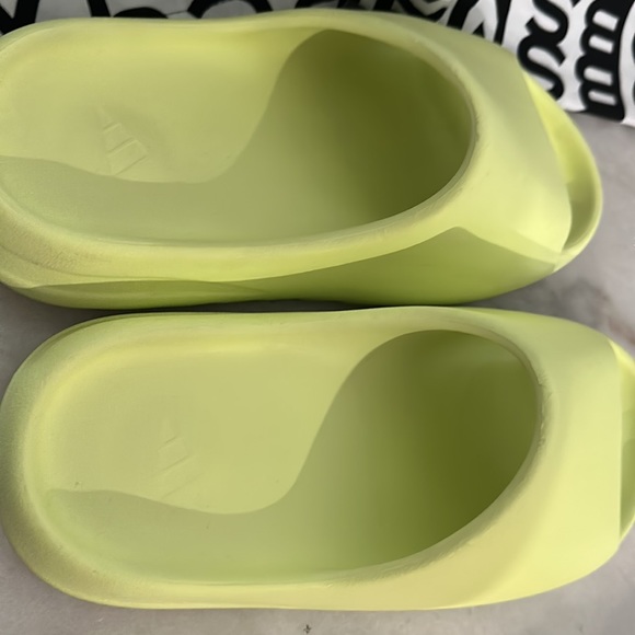 Yeezy slides - Picture 2 of 2